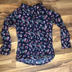 Light floral mid-sleeve blouse